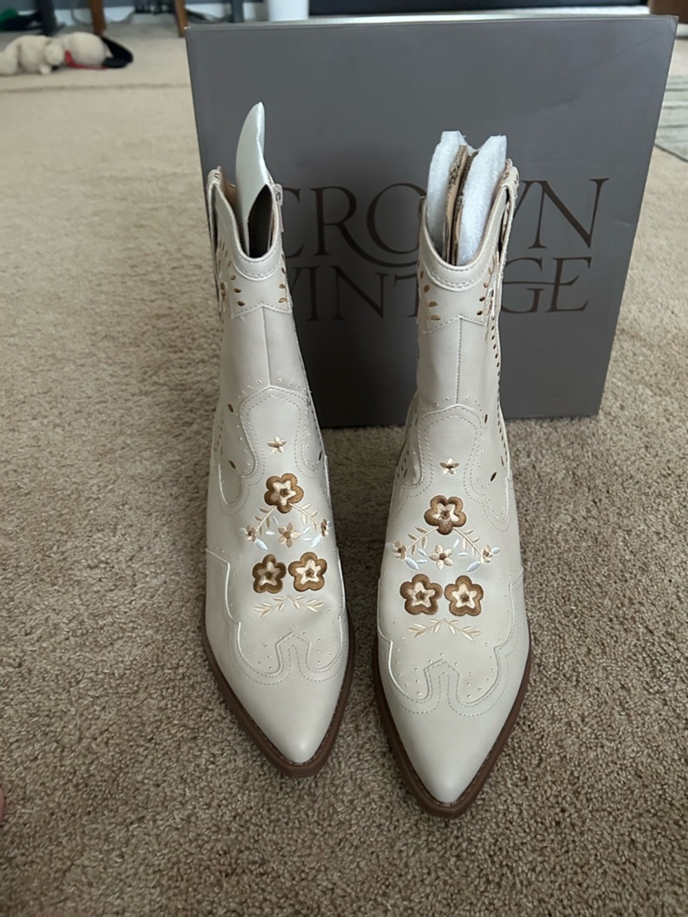NWT CROWN VINTAGE floral cowboy boots 👢!!